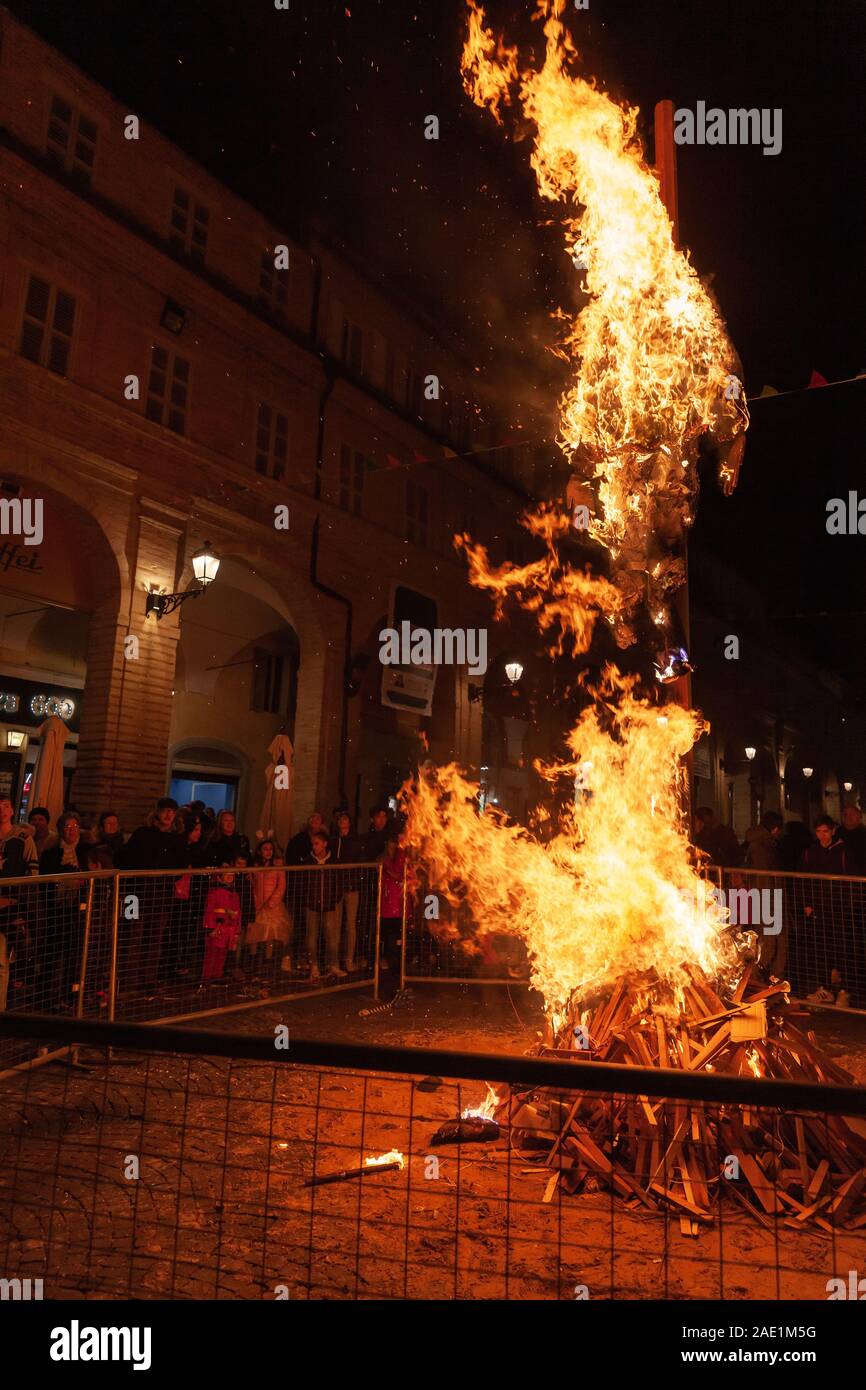 Fermo, Italien - Februar 9, 2016: Ritual Performance mit dem Verbrennen des Königs Puppe in Fermo, Italien. Gewöhnliche Leute beobachten, die ein Feuer in der Nacht Stockfoto