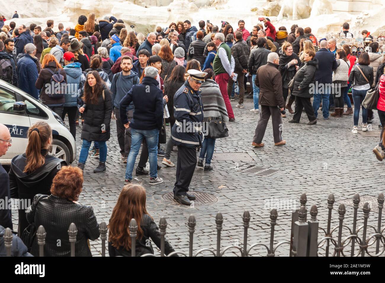 Rom, Italien, 13. Februar 2016: Polizist ist in einer Menge von Touristen in der Nähe von Trevi Brunnen ein iconic Symbol des Kaiserlichen Roms. Es ist eines der am meisten Bevölkerung Stockfoto