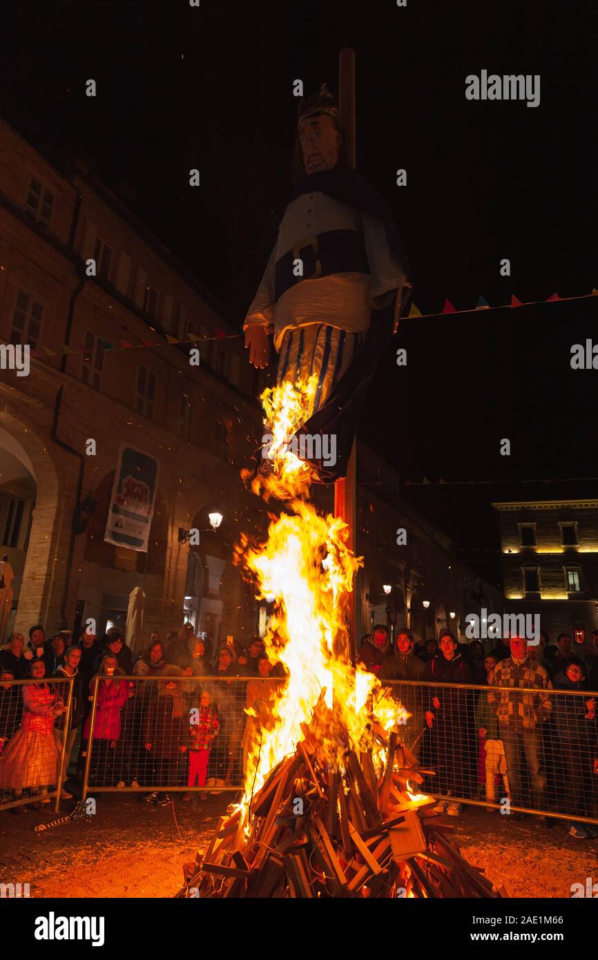 Fermo, Italien - Februar 9, 2016: Ritual Performance mit dem Verbrennen des Königs Puppe in Fermo, Italien. Gewöhnliche Leute beobachten, Lagerfeuer bei Nacht Stockfoto