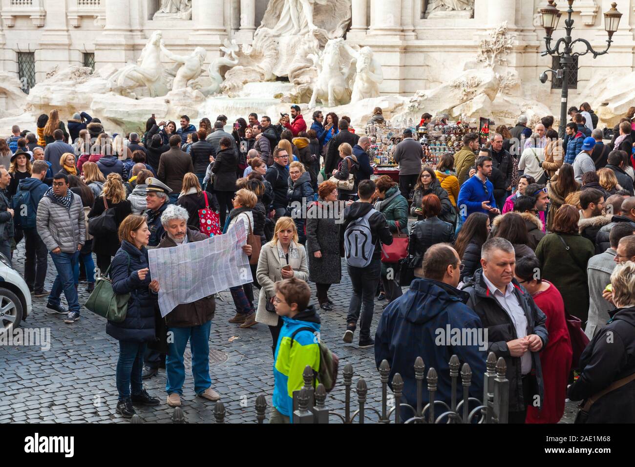 Rom, Italien, 13. Februar 2016: Touristen mit einer Karte sind in der Nähe der Trevi Brunnen ein iconic Symbol des Kaiserlichen Roms. Es ist eines der beliebtesten Tour Stockfoto
