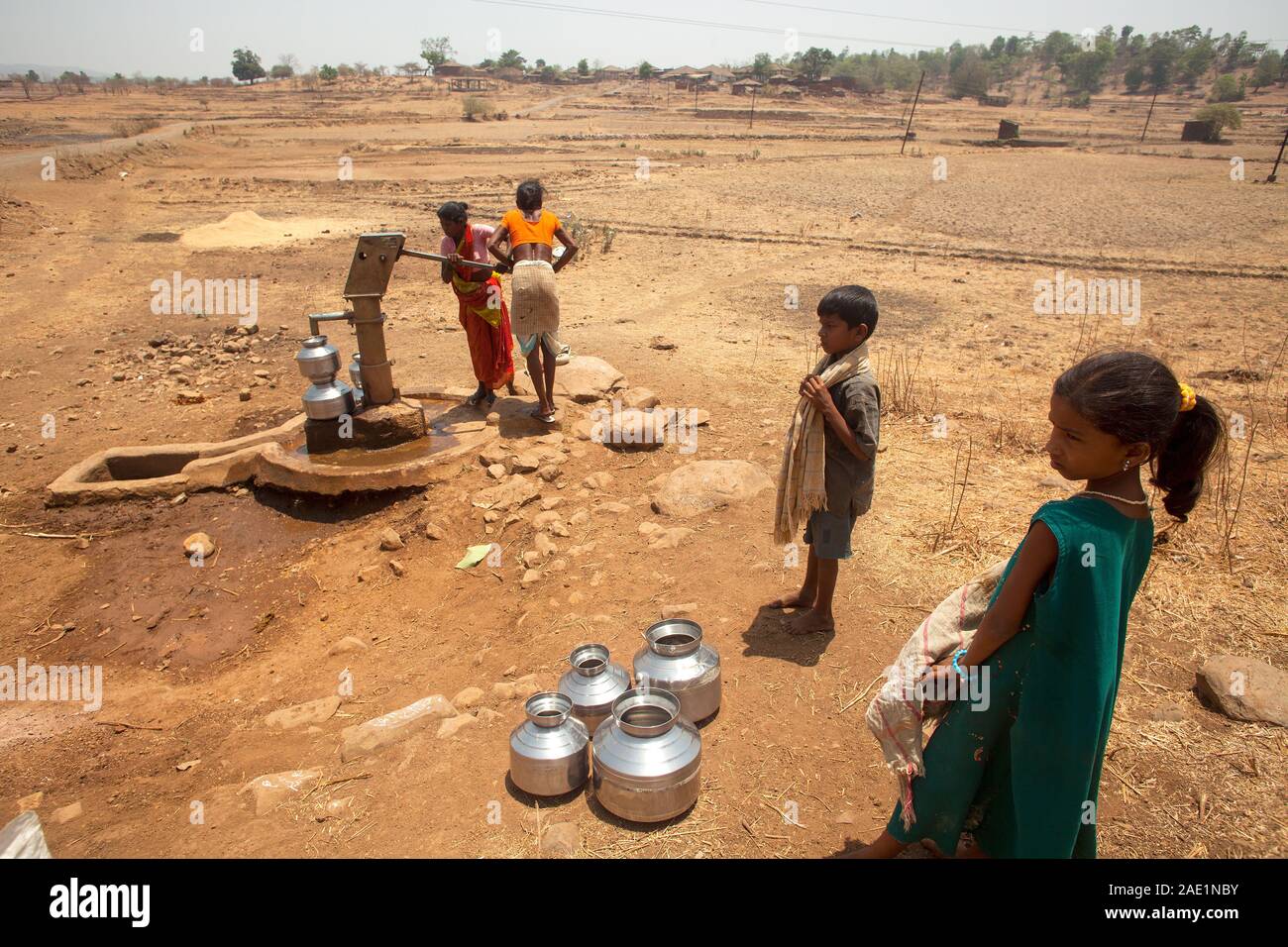 Stammesfrau pumpt Wasser aus Handpumpe, Nandgaon, Atgaon, Maharashtra, Indien, Asien, indische Wasserknappheit, Wasserknappheit Stockfoto