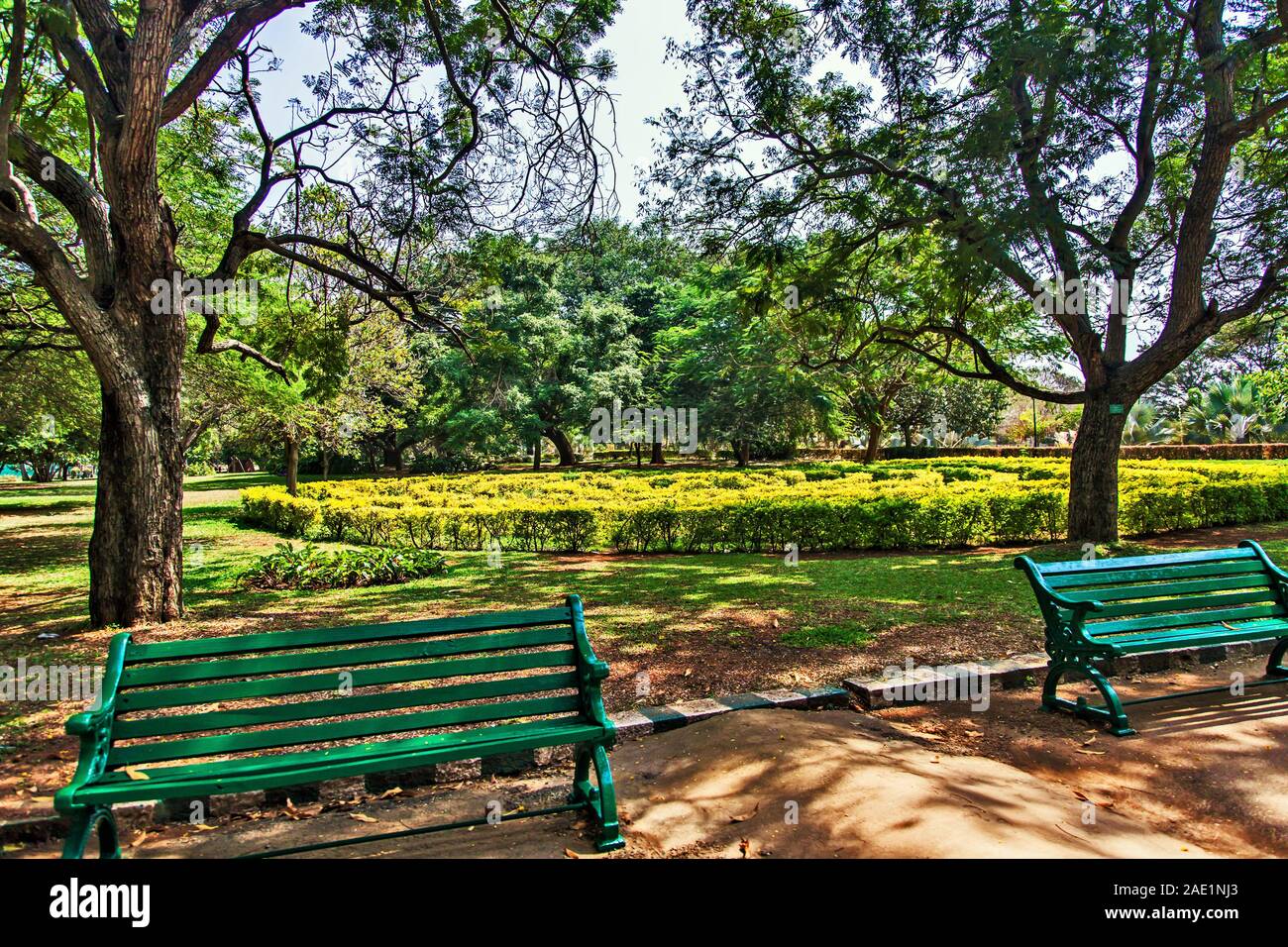 Leere Bänke, Lalbagh Botanical Garden, Bangalore, Bangalore, Karnataka, Indien, Asien Stockfoto