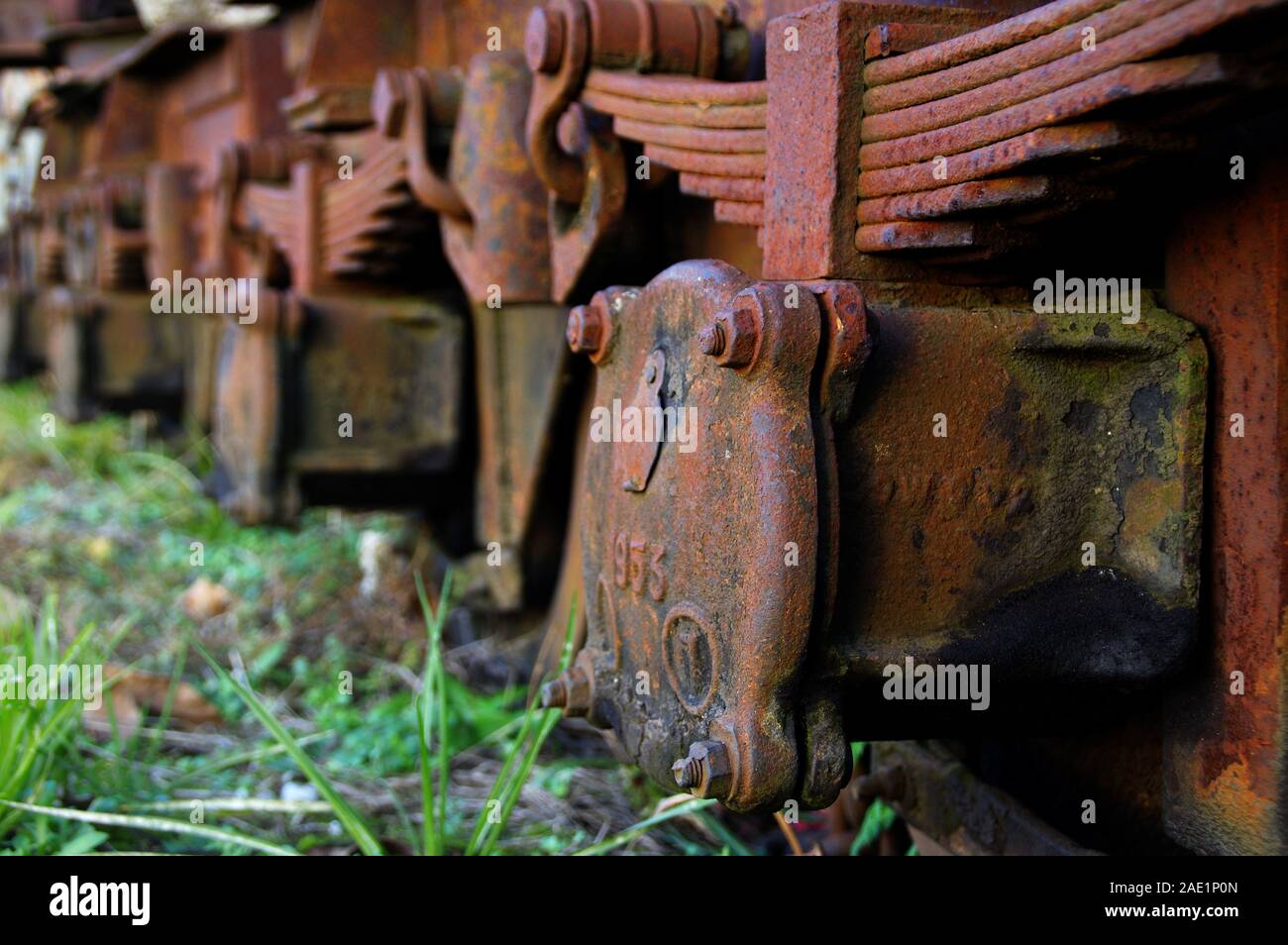 Rusty-Räder mit Federn. Vergessen Industrie. Rost auf alten Mechanismus. Stockfoto