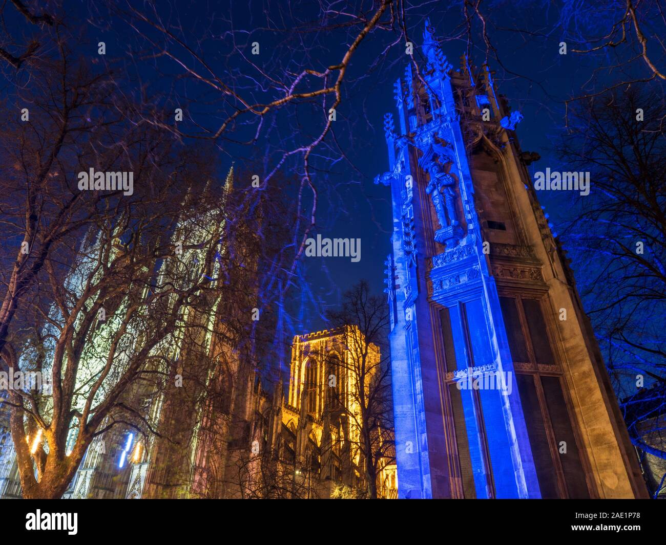 Südafrikanische Kriegerdenkmal gebadet in blaues Licht in der Dämmerung mit York Minster hinter an Duncombe Place Stadt York Yorkshire England Stockfoto