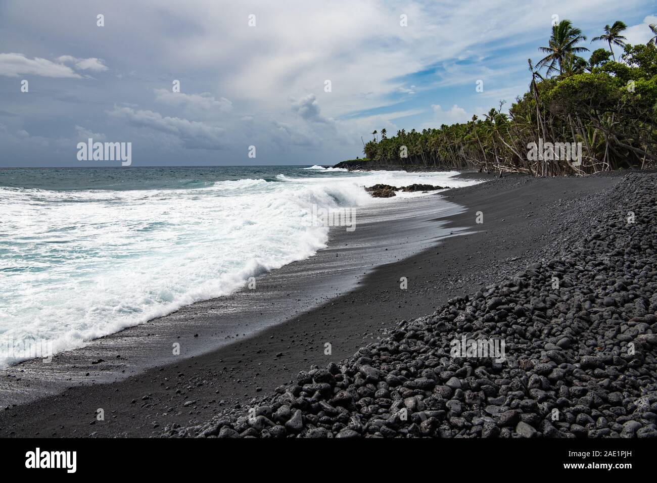 blick auf den schwarzen Sandstrand mit Brandung auf Big Island, Hawaii, USA Stockfoto