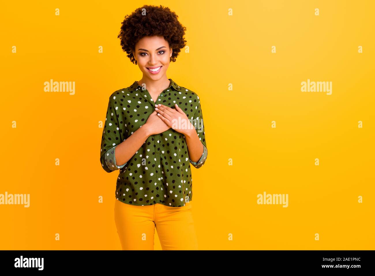 Foto der schönen Dame ziemlich dunkle Haut, Hände auf die Brust zum Ausdruck aufrichtigen Herzen Gefühle liebe Beichte tragen grüne gepunktete Shirt Hose Stockfoto