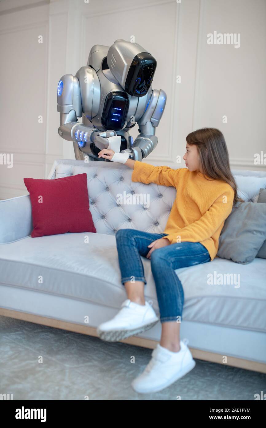 Roboter kümmert sich um beschädigte Mädchen Hand Stockfoto