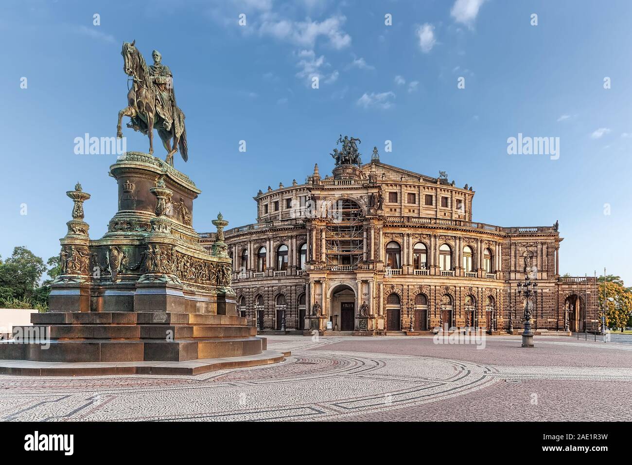 Semperoper (Sächsische Staatsoper) und Denkmal für König Johann von Sachsen, Dresden, Deutschland Stockfoto