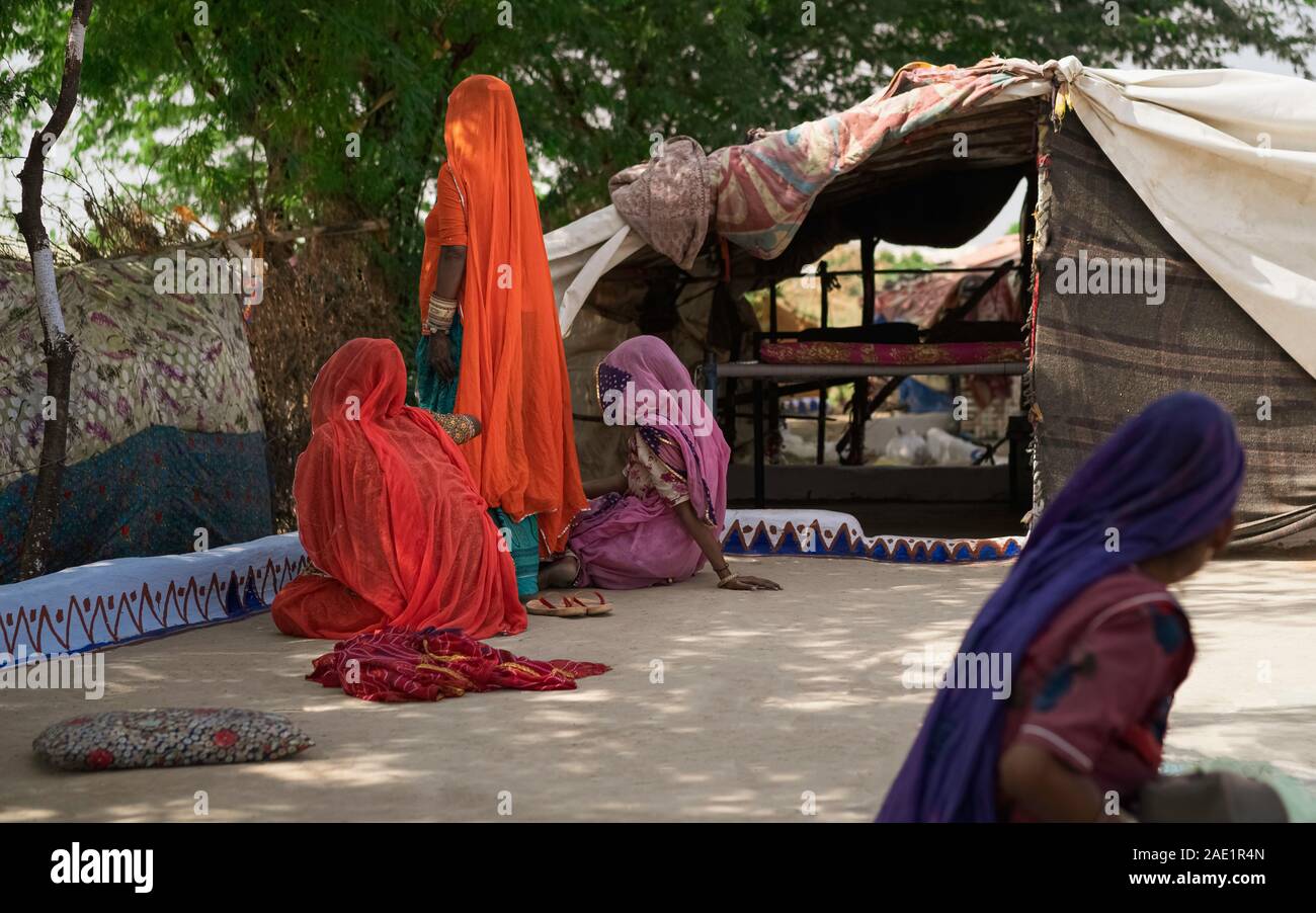 PUSHKAR, INDIEN - 31. Oktober: Frauen in bunten Saris und Schleier beobachten Form der Purdah in nomadischen Zigeunerlager am 31. Oktober 2019 in Pushkar, Rajasthan Stockfoto