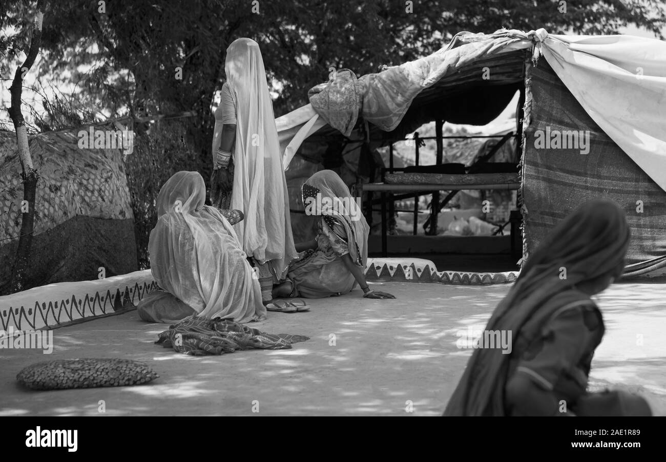 PUSHKAR, INDIEN - 31. Oktober: Frauen in Saris und Schleier beobachten Form der Purdah in nomadischen Zigeunerlager am 31. Oktober 2019 in Pushkar, Rajasthan, Indien. Stockfoto
