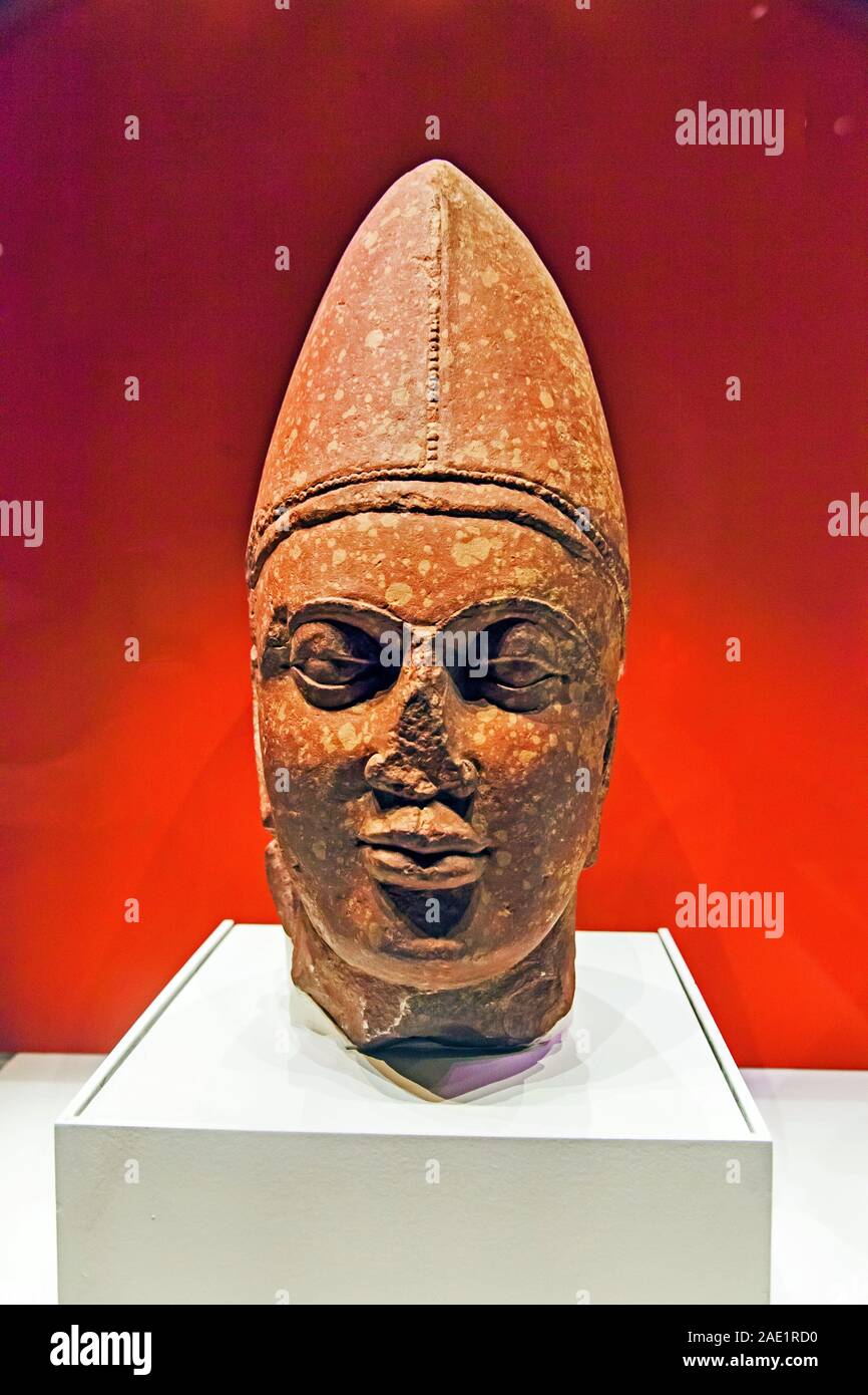 Antike Stein Skulptur von König tragen skythischen Helm, "CSMVS Museum, Mumbai, Maharashtra, Indien, Asien Stockfoto