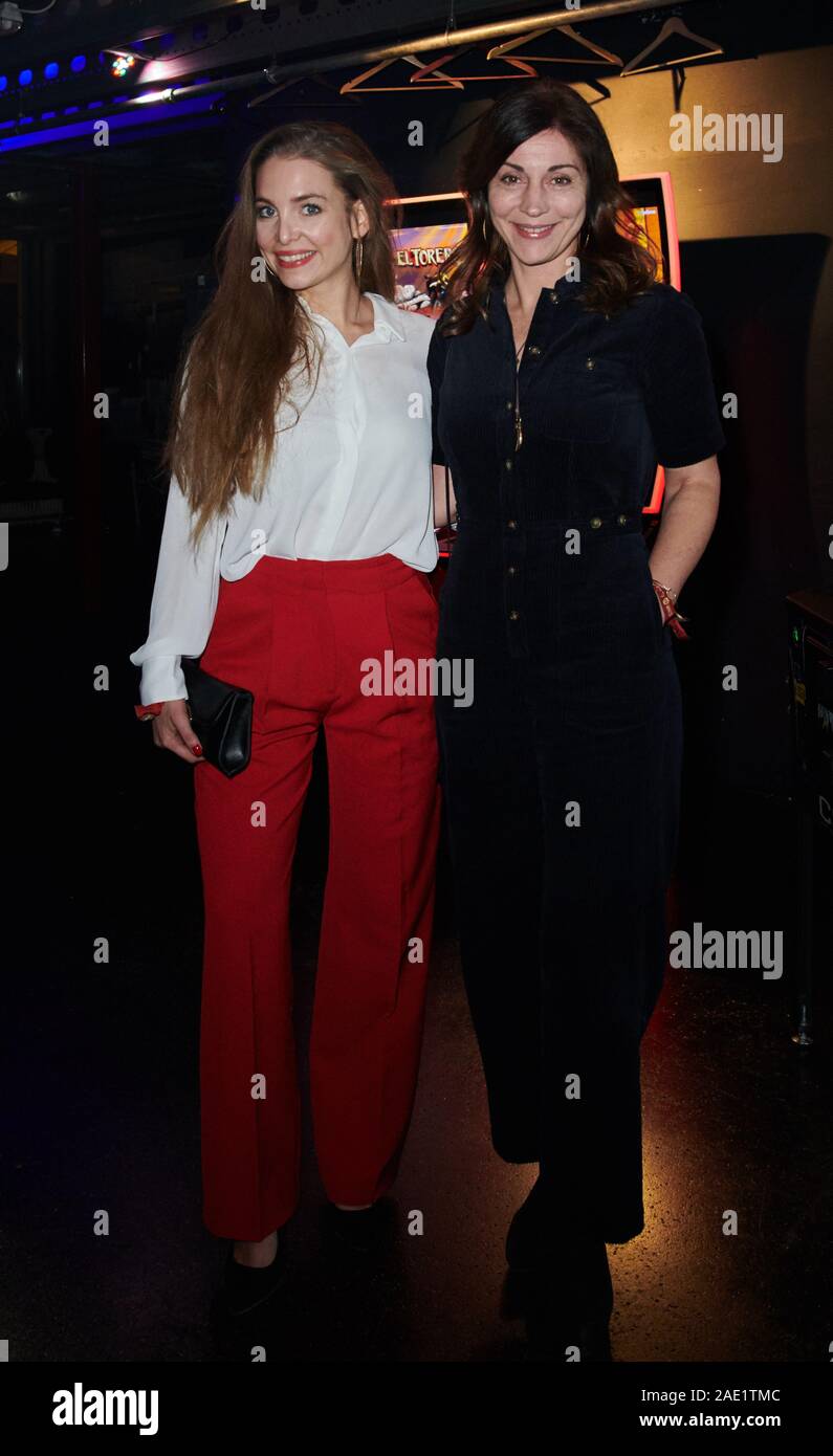 Berlin, Deutschland. 05 Dez, 2019. Die Schauspielerinnen Sina Martens und Ulrike C. Tscharre kommen zu der vorweihnachtlichen Partei der Filmförderung des Medienboard Berlin-Brandenburg im Festsaal Kreuzberg. Quelle: Annette Riedl/dpa/Alamy leben Nachrichten Stockfoto