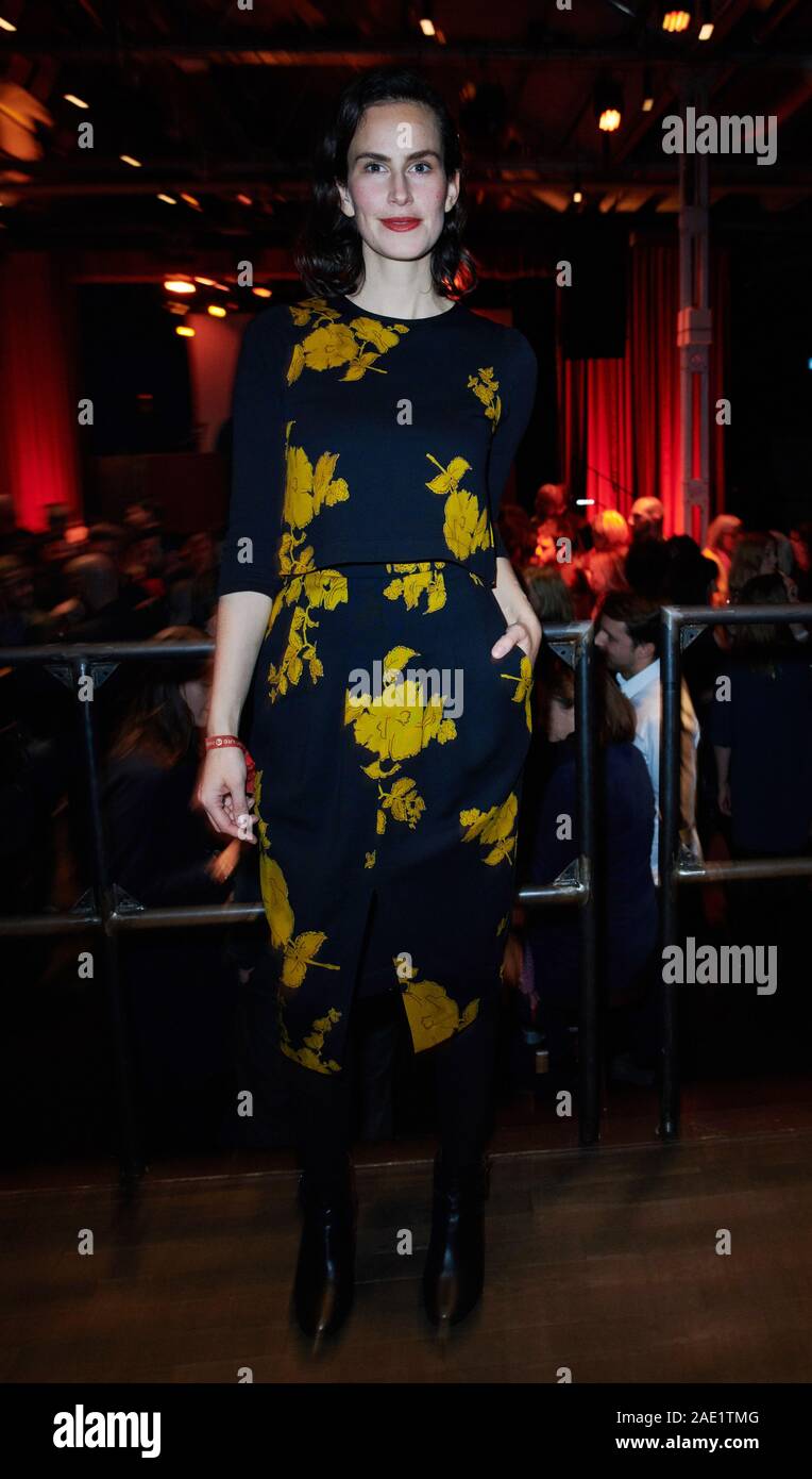 Berlin, Deutschland. 05 Dez, 2019. Die Schauspielerin Saralisa Volm kommt zu der vorweihnachtlichen Partei der Filmförderung des Medienboard Berlin-Brandenburg im Festsaal Kreuzberg. Quelle: Annette Riedl/dpa/Alamy leben Nachrichten Stockfoto