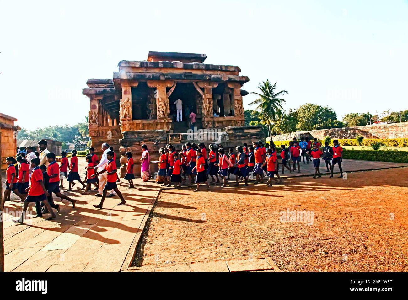 Studenten, Durga Gudi Tempel, Pattadakal, Karnataka, Indien, Asien Stockfoto