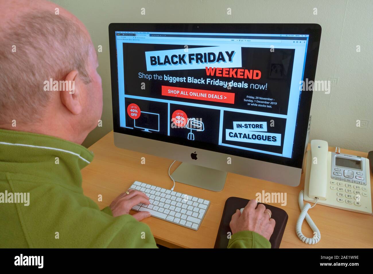 Mann Person, die Website auf Black Friday Internet Shopping Computerbildschirm anschaut England Großbritannien Großbritannien Großbritannien Großbritannien Großbritannien Großbritannien Großbritannien Großbritannien Großbritannien Großbritannien Großbritannien Großbritannien Großbritannien Stockfoto