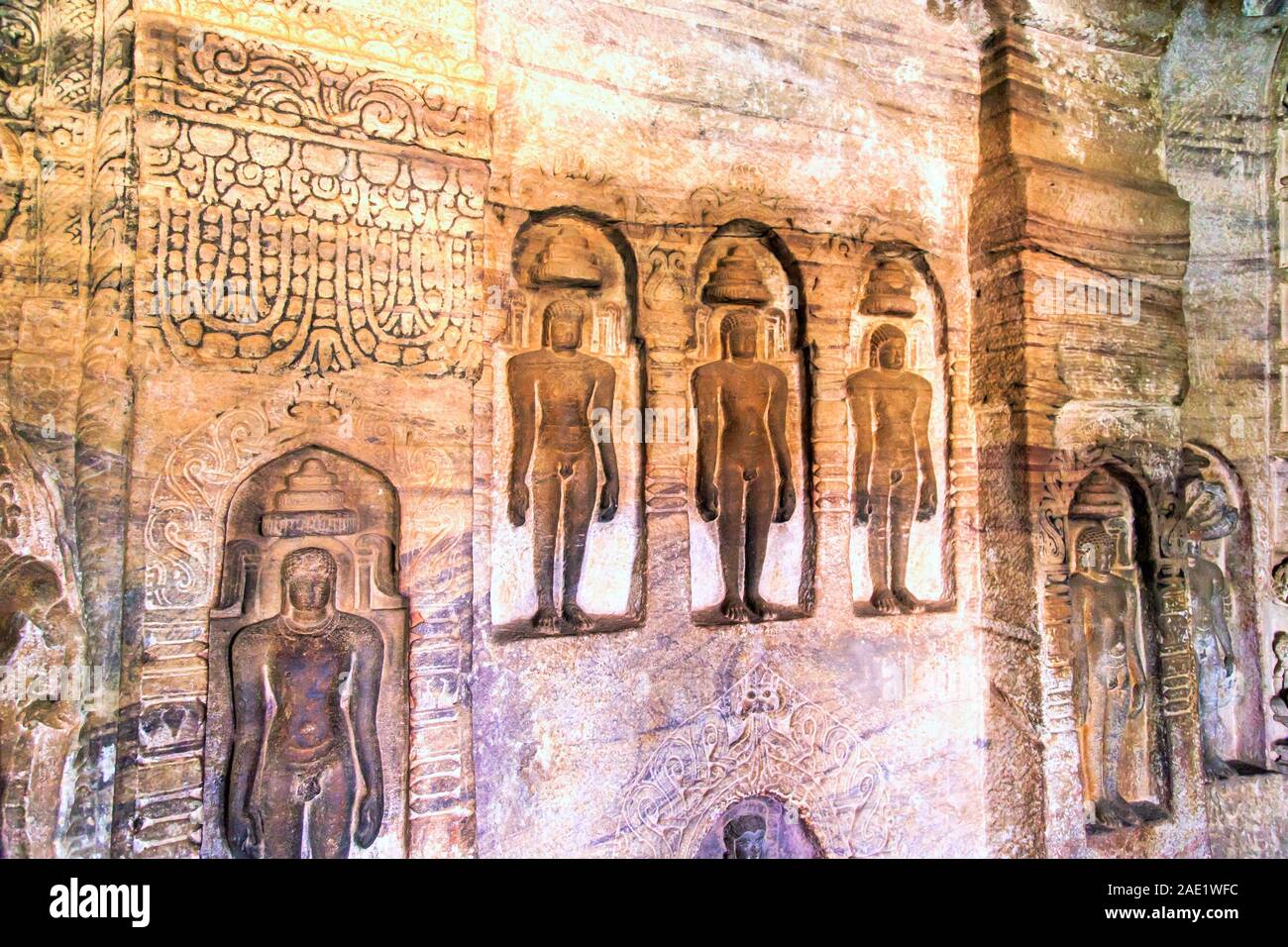 Jain Götter Relief, Fels Cave Tempel, Badami, Bagalkot, Karnataka, Indien Stockfoto