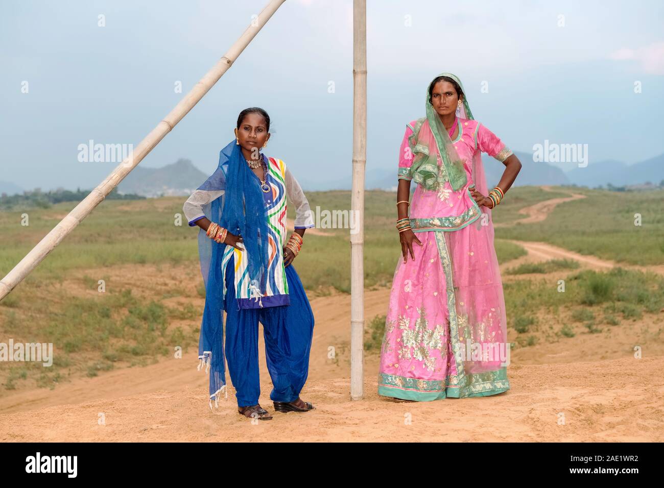 PUSHKAR, INDIEN - November 07, 2019: Porträt von zwei Frauen in farbenfrohen traditionellen Kleidung und Schleier in der Wüste Thar am 31. Oktober 2019 in Pushkar, Ra Stockfoto