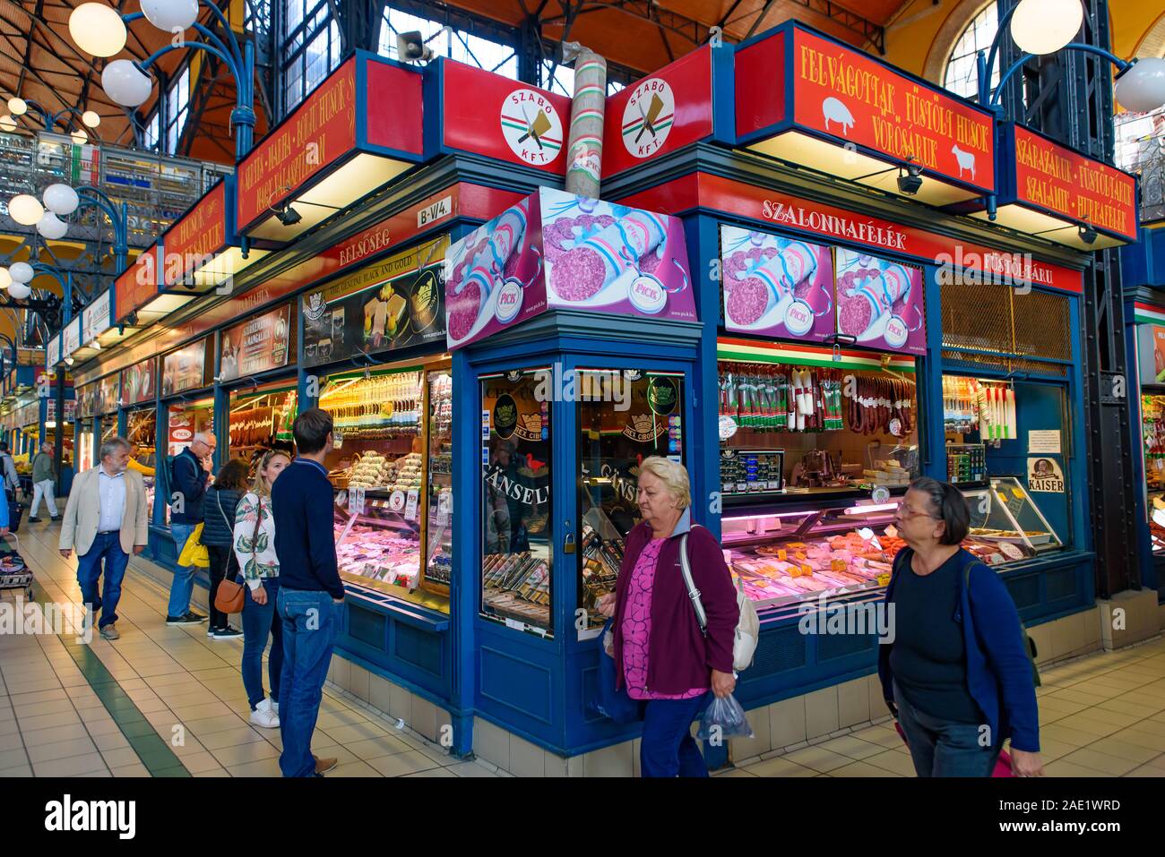 Menschen Einkaufen in der Markthalle, die größte und älteste Markthalle in Budapest, Ungarn Stockfoto