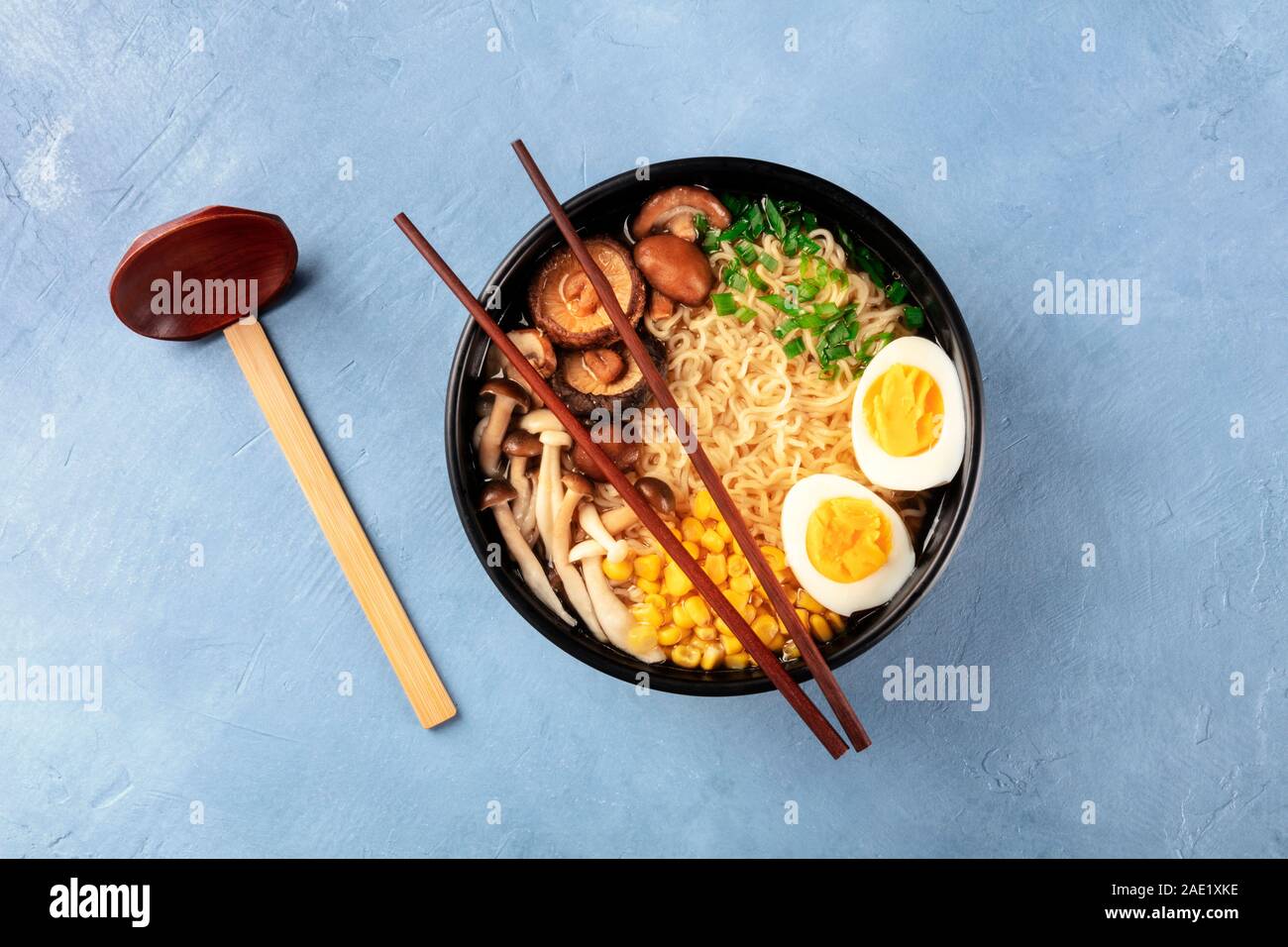 Ramen. Soba Suppe mit Eiern, Champignons, und Gemüse, geschossen von oben mit der traditionellen hölzernen Löffel und Essstäbchen Stockfoto