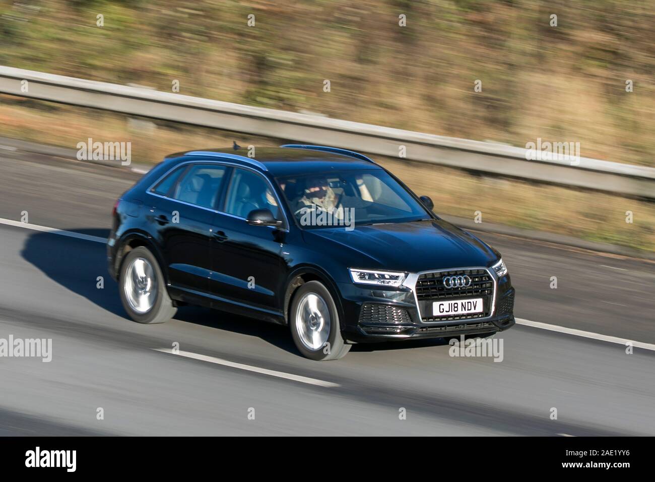 Verschwommen fahrendes Auto 2018 AUDI Q3 S Line Edition Tfsi bei der Geschwindigkeit auf der M61 Autobahn langsam Kamera Verschlusszeit Bewegungen des Fahrzeugs Reisen Stockfoto