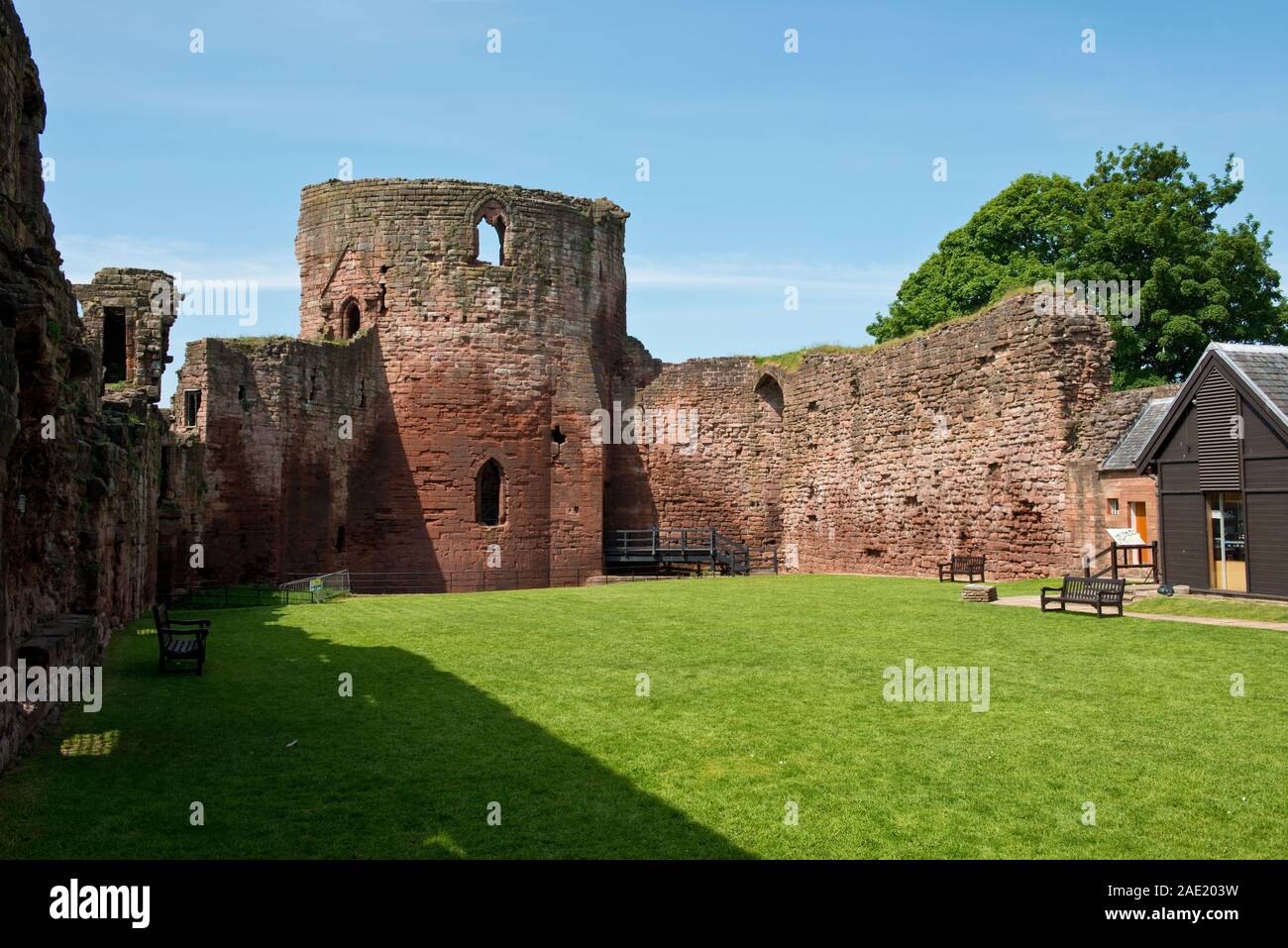 Turm und Innenhof von Bothwell Castle. South Lanarkshire, Schottland Stockfoto