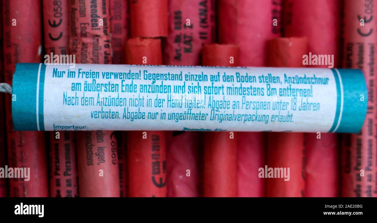 Berlin, Deutschland - Dezember 5, 2019: Böller ("Böller") auf den deutschen Markt der Verbraucher Feuerwerk, mit Sicherheitshinweise in deutscher Sprache. Stockfoto