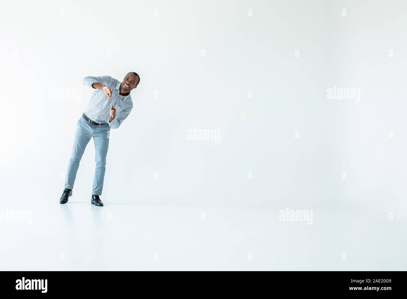 Positive afro-amerikanische Mann stand vor weißem Hintergrund Stockfoto