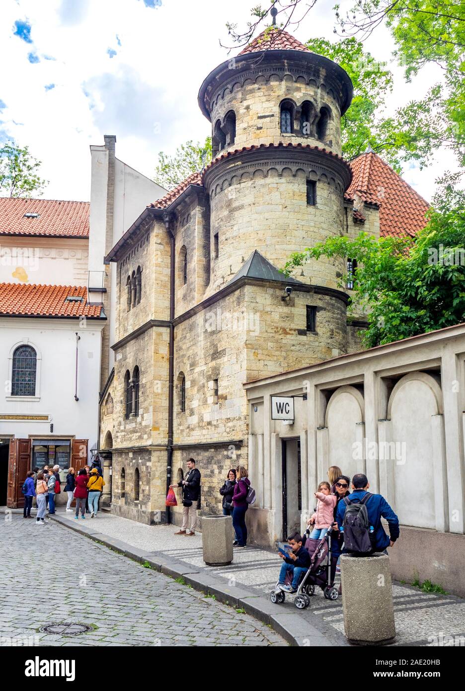 Touristen queuing außerhalb Klausen Synagoge und der Alte jüdische Friedhof, das jüdische Viertel der Altstadt in Prag in der Tschechischen Republik. Stockfoto