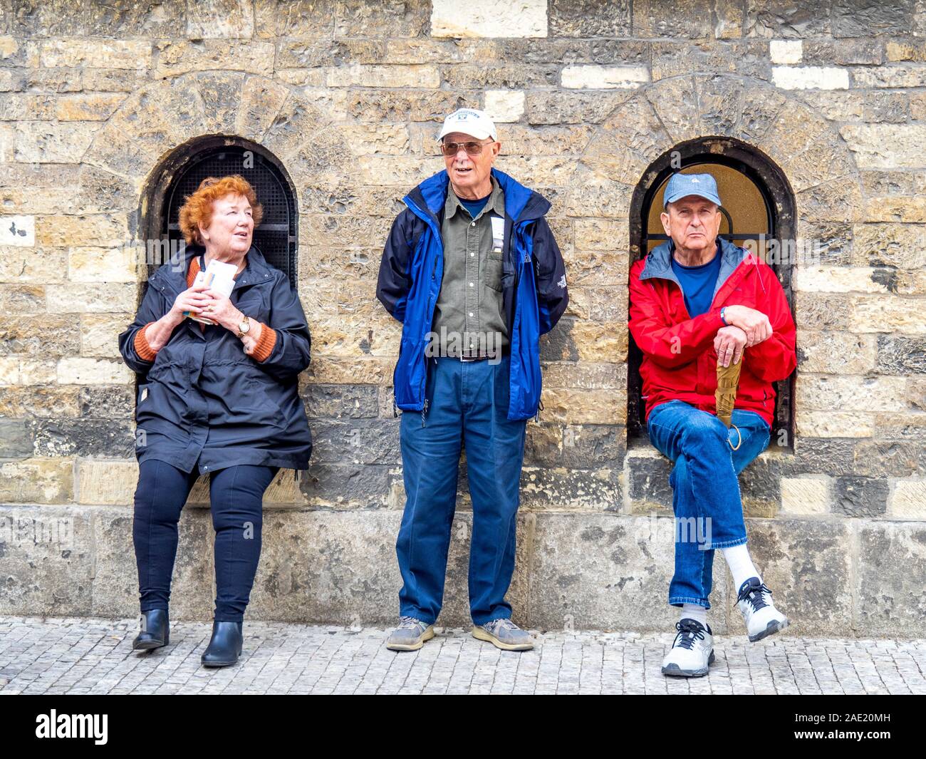 Drei ältere Leute, zwei Sitzen auf Fensterbank, außerhalb Klausen Synagoge jüdische Viertel Altstadt in Prag in der Tschechischen Republik. Stockfoto