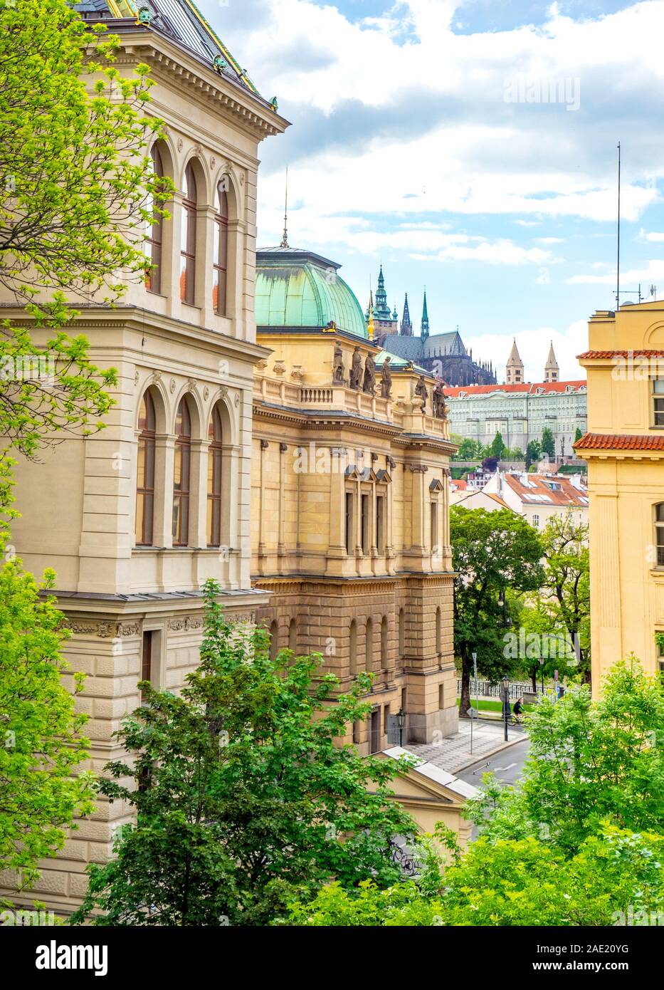 Rückseite des Rudolfinum, Museum der Dekorativen Künste und St Saint Vitus Kathedrale in Prag in der Tschechischen Republik. Stockfoto