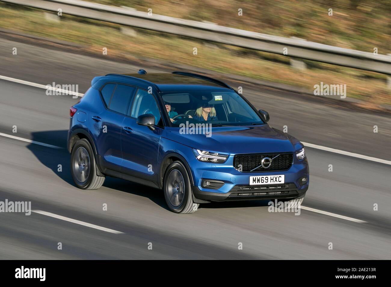 Verschwommenes, sich bewegendes blaues Auto 2019 VOLVO XC60, das mit Geschwindigkeit unterwegs ist Auf der Autobahn M61 langsame Kameraverschlussgeschwindigkeit Fahrzeugbewegung Stockfoto