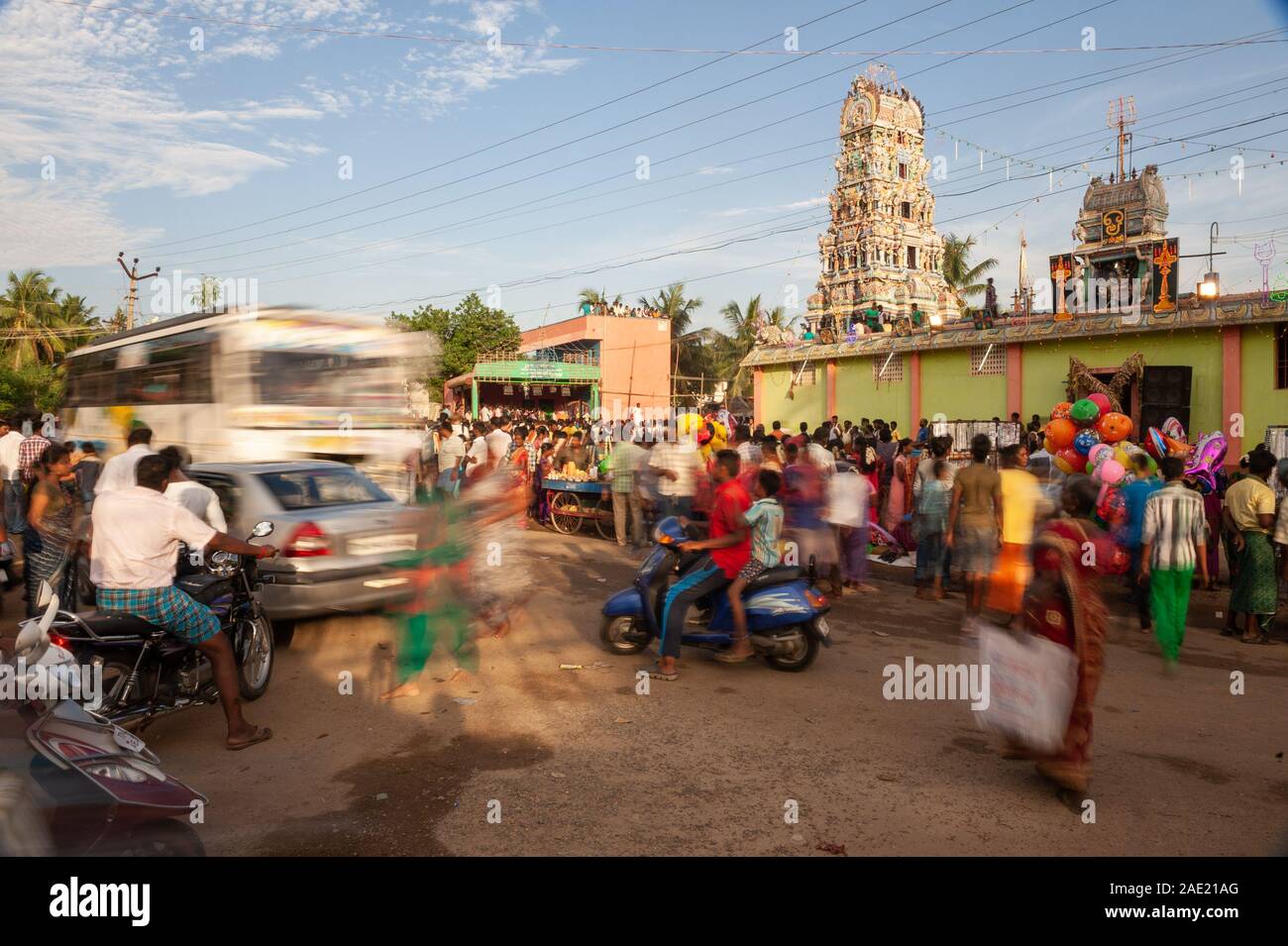 Tamil Nadu, Indien - Mai 2016: Festival in der Nähe von einen hinduistischen Tempel Stockfoto