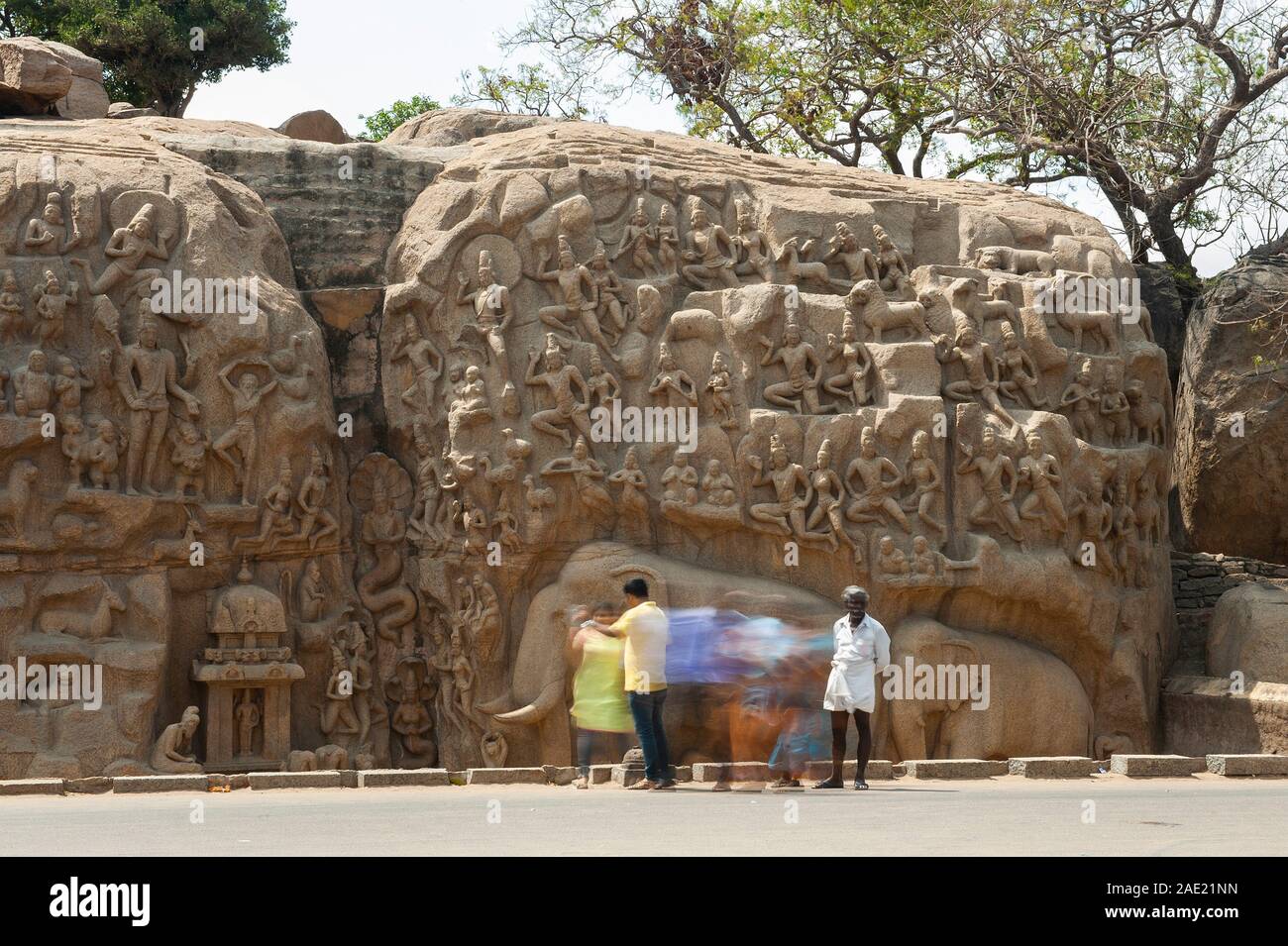 Mamallapuram, Indien - März 2017: Steinmetzarbeiten auf dem Gesicht eines Rock bei arjunas Buße. Stockfoto