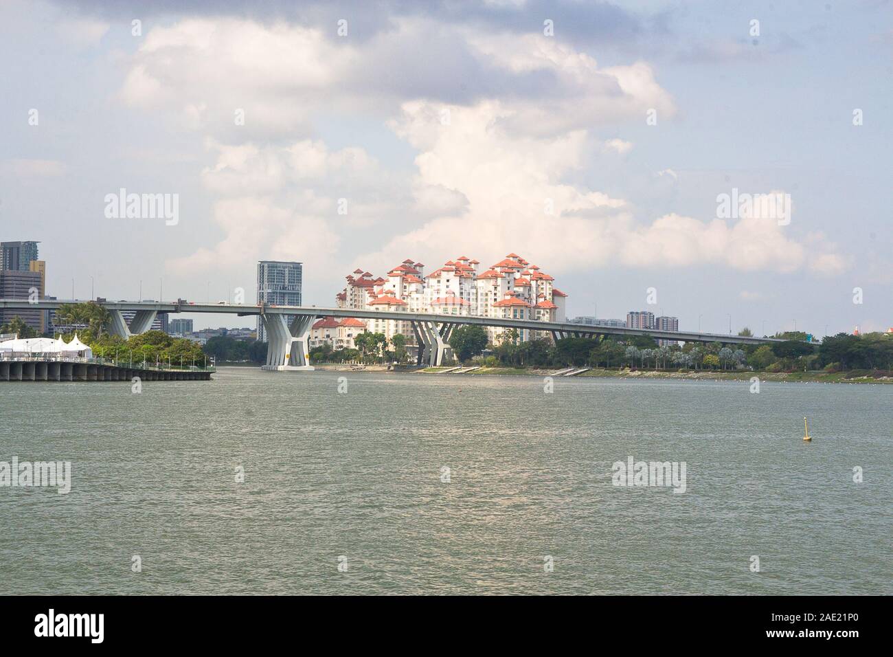 Blick über die Benjamin Sheares Brücke und Costa Rhu Eigentumswohnungen über Marina Bay (von Gärten in der Bucht) in Singapur Stockfoto