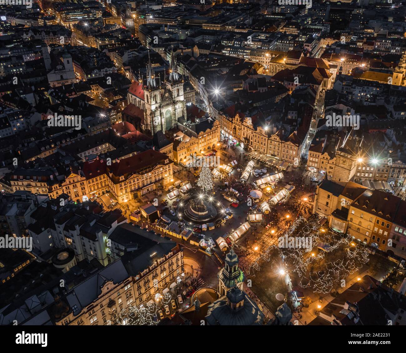 Prag, Tschechische Republik - Luftaufnahme des berühmten traditionellen Weihnachtsmarkt auf dem Altstädter Ring in der Dämmerung mit beleuchteten Kirche der Muttergottes vor dem Stockfoto