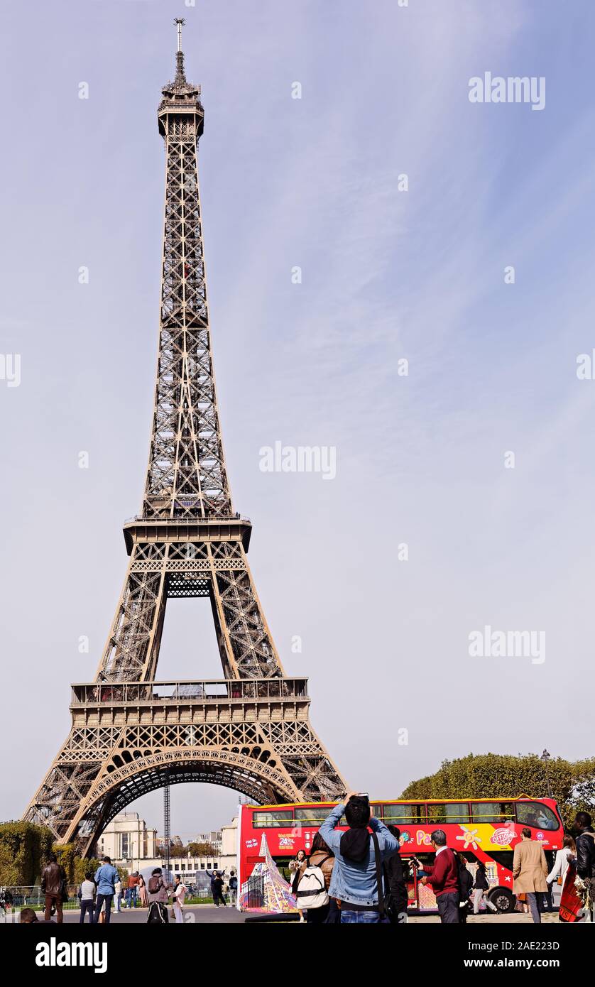 PARIS, Frankreich: 3. OKTOBER 2019: Touristen gegen Eiffel Tower in der Nähe des Mars in Paris, Frankreich. Berühmten touristischen Ort und romantische Reise Bestimmungen Stockfoto