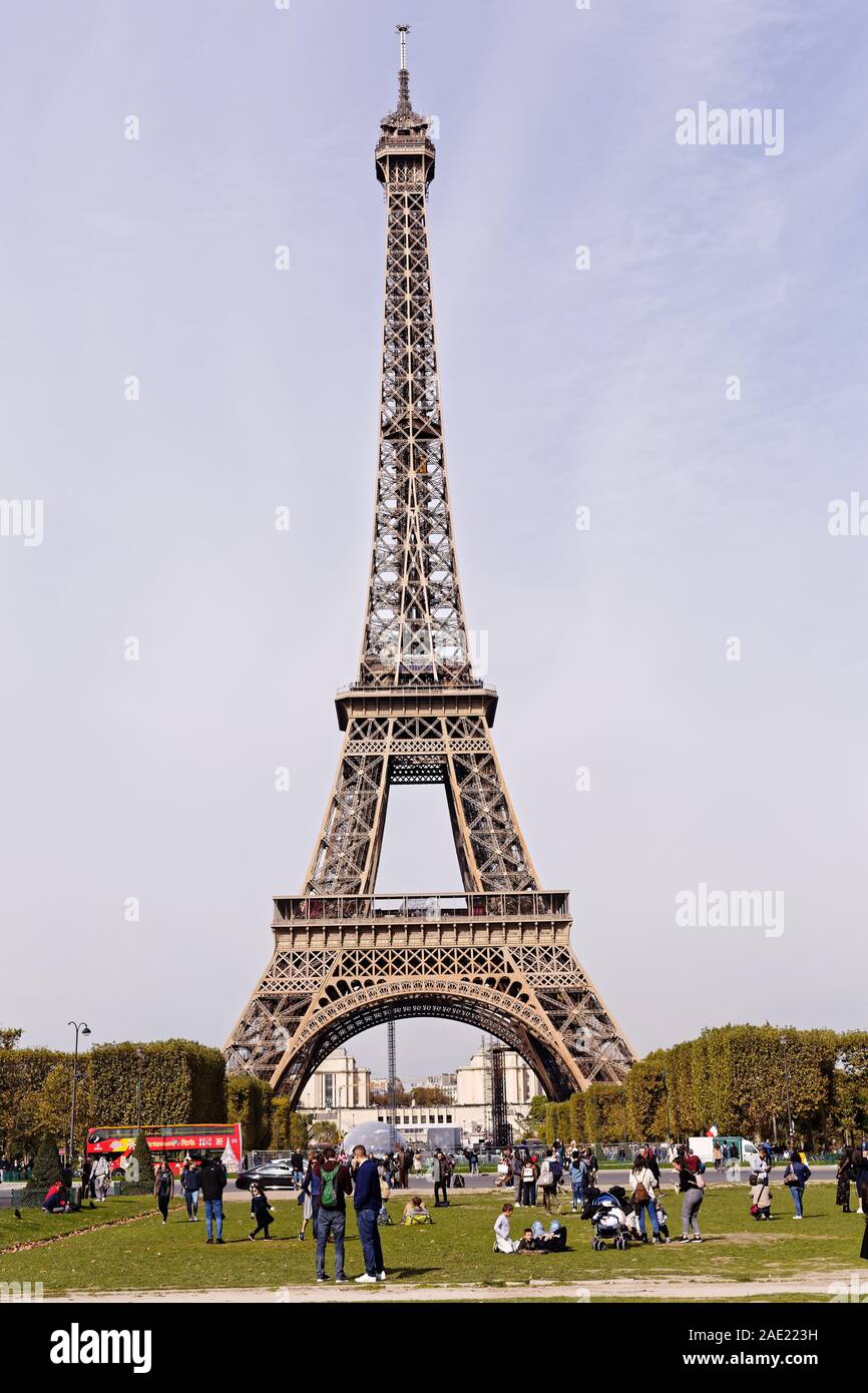 PARIS, Frankreich: 3. OKTOBER 2019: Touristen gegen Eiffel Tower in der Nähe des Mars in Paris, Frankreich. Berühmten touristischen Ort und romantische Reise Bestimmungen Stockfoto