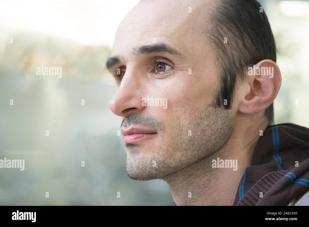 Nahaufnahme, Porträt einer durchdachten glückliche Menschen auf verschwommenen Hintergrund. Stockfoto