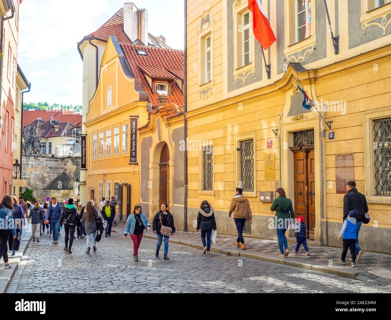 Menschen zu Fuß vorbei an das Verbindungsbüro des Freistaates Sachsen in der Kleinseite in Prag in der Tschechischen Republik. Stockfoto