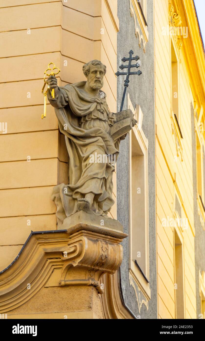 Stein Skulptur eines Heiligen an der Ecke eines Gebäudes. Stockfoto