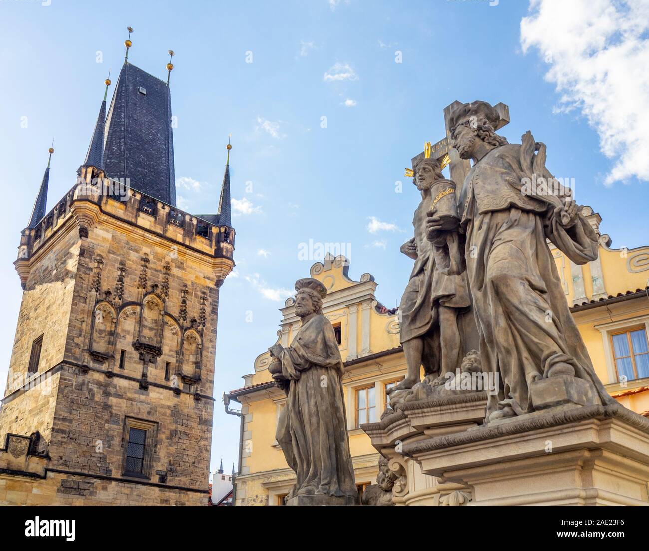 Replica Statuen der Heiligen Cosmas und Damian auf der Karlsbrücke und Altstädter Brückenturm in Prag in der Tschechischen Republik. Stockfoto