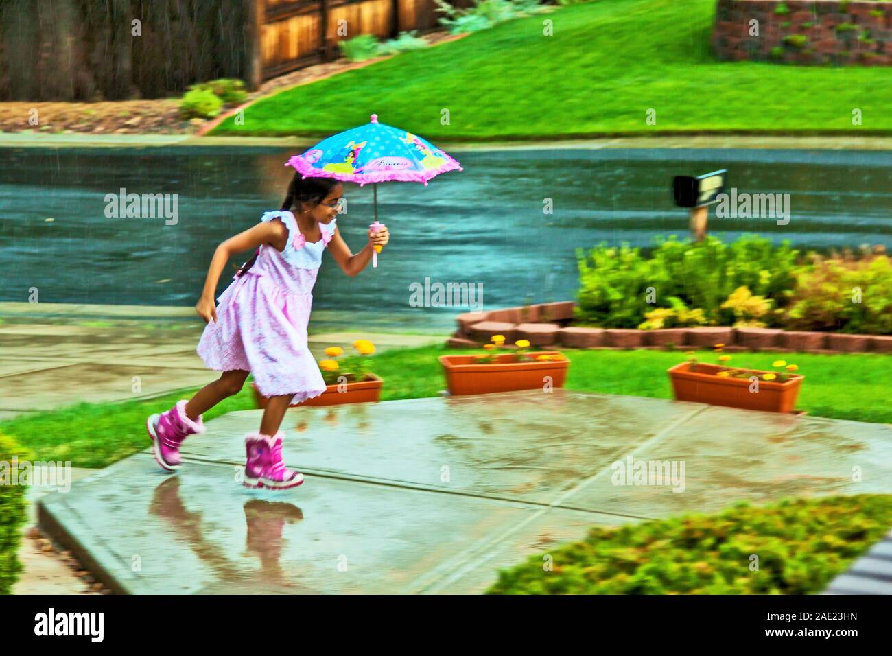 Mädchen mit Schirm im Regen, Denver, USA Stockfoto