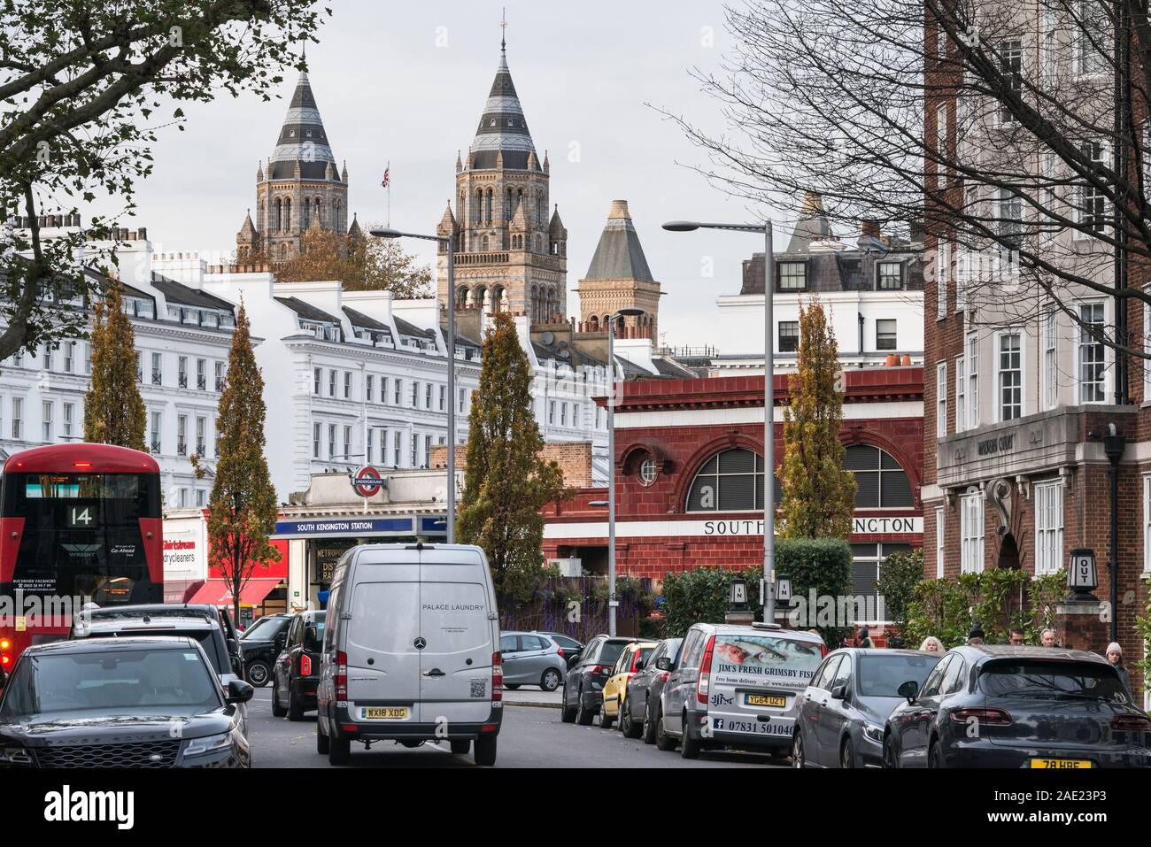 London, Großbritannien. Blick auf das Naturhistorische Museum Türme und South Kensington U-Bahn-Station, von Onslow Platz gesehen Stockfoto