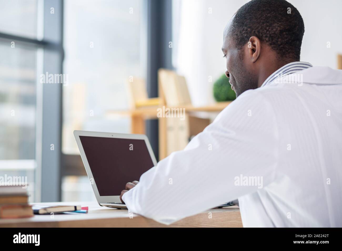 Rätselhafte internationale Arzt im Kabinett arbeiten Stockfoto