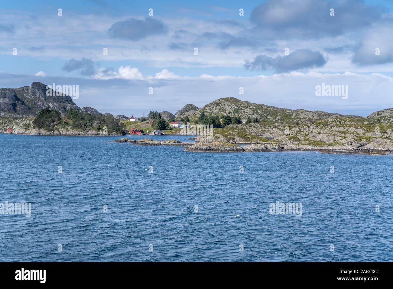 Fjordlandschaft mit gestaffelt Häuser und felsigen Klippen, unter hellen Sommer Licht bei Storoyna, Norwegen Schuß Stockfoto