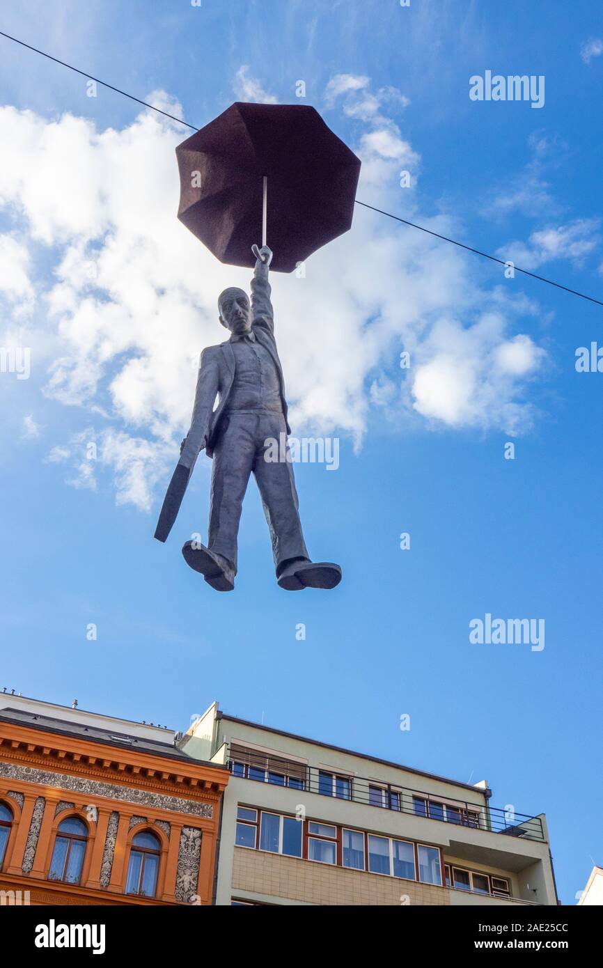 Skulptur leichte Unsicherheit Mann mit einem Regenschirm und Aktenkoffer über der Straße von Michal Trpák Bildhauer New Town in Prag in der Tschechischen Republik ausgesetzt. Stockfoto