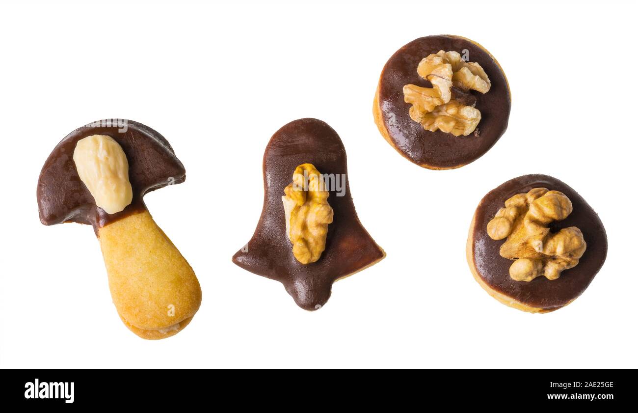 Vier shortbread Linzer cookies eingerichtet mit Schokoladenüberzug und Walnüsse. Traditionelle tschechische Weihnachten oder eine Hochzeit Kekse von Nussigen verbreiten oder Marmelade eingefügt. Stockfoto