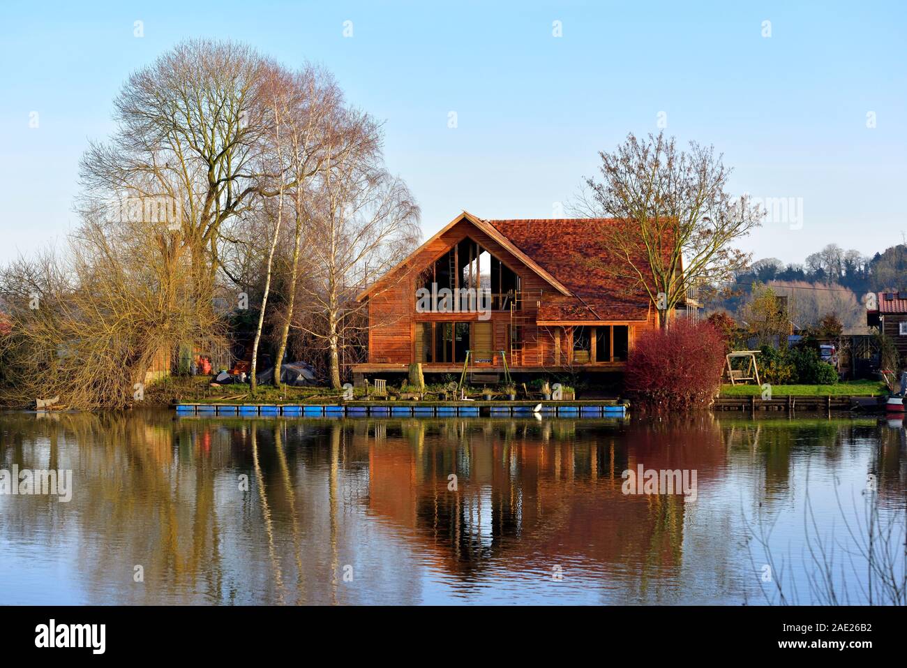Holz- Haus, am Ufer des Flusses gebaut, Trent, Nottingham, England, Großbritannien Stockfoto
