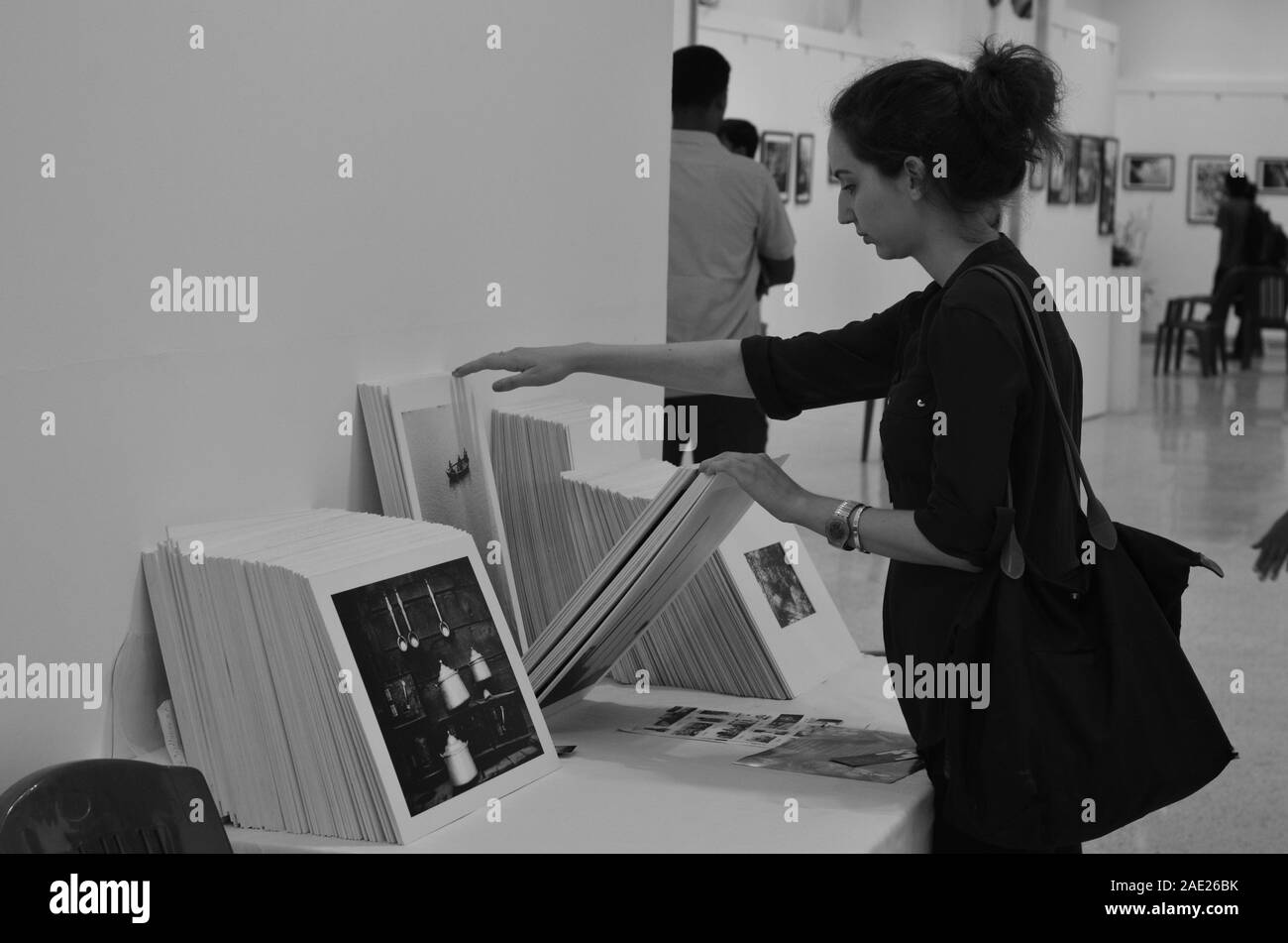 Mumbai, Maharashtra, Indien, 2015, Kunstgalerie, Fotoausstellung, Fotoausstellung, Jehangir Kunstgalerie, Besucher, die Bilder betrachten Stockfoto