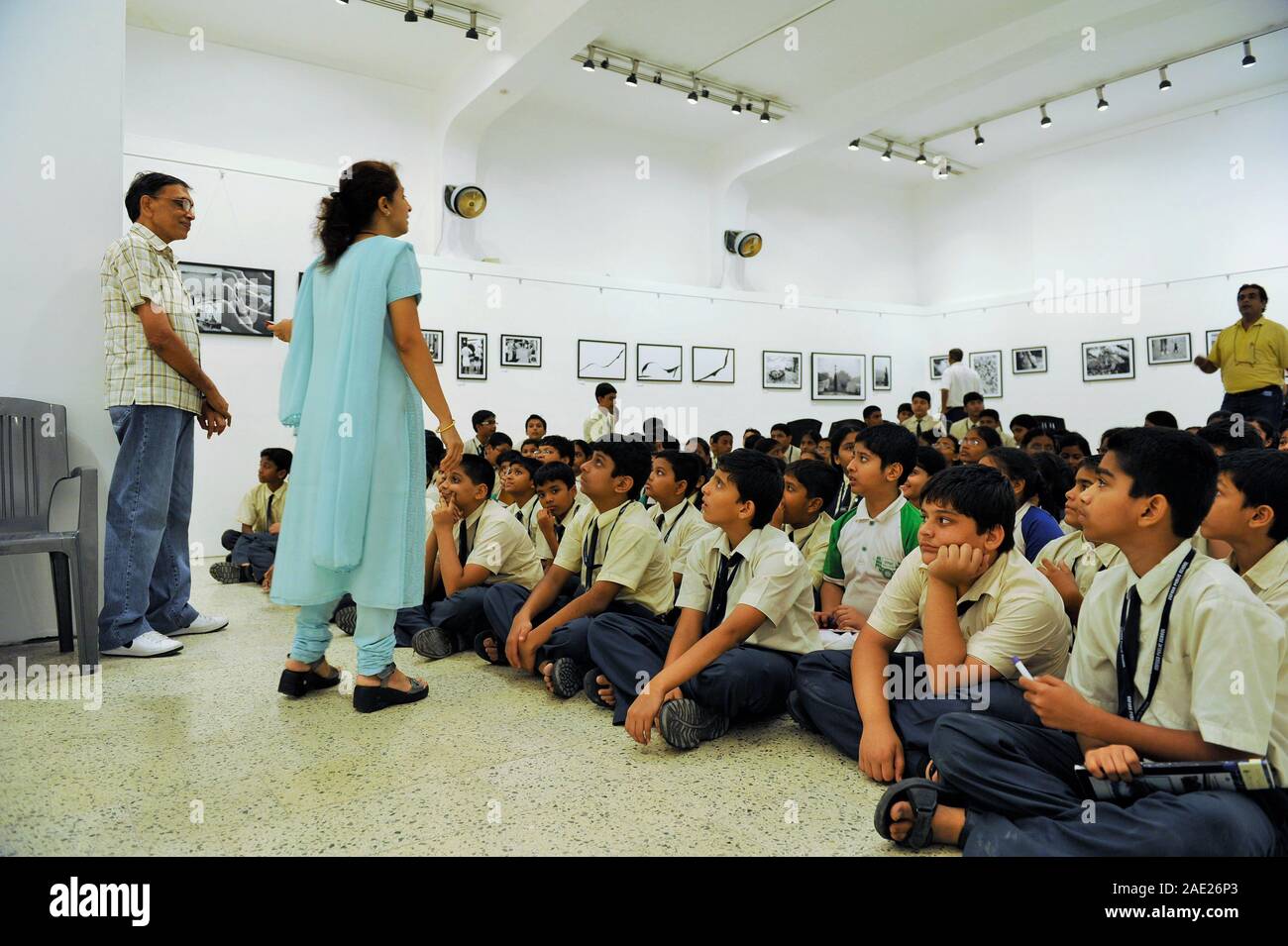 Studenten an Jagdish Agarwal Fotografie Ausstellung, Jehangir Art Gallery, Mumbai, Maharashtra, Indien, Asien Stockfoto